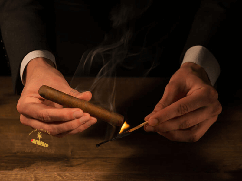 Khi châm lửa, bạn nên hạn chế để ngọn lửa tiếp xúc trực tiếp với điếu thuốc,